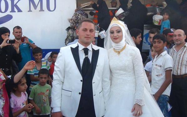 عروسان تركيان يحتفلان بزفافهما بتقاسم العشاء مع اللاجئين السوريين