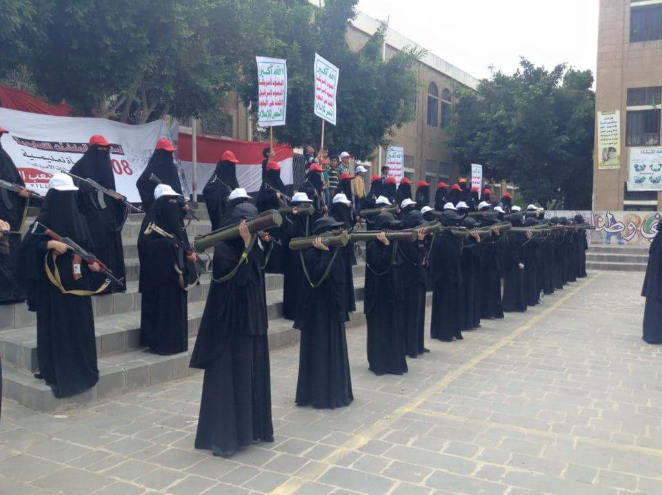 ماذا يعني لجوء الحوثيين لتجنيد النساء ؟ (صور)