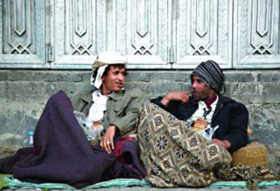 باب اليمن في صنعاء القديمة: السياح اختفوا... والقات وسيلة للنسيان