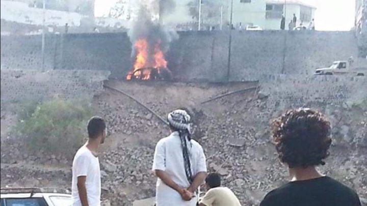 الصور الأولية لسيارة محافظ عدن بعد انفجارها ومقتله