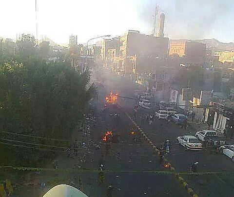 بالصور.. تفجير سيارة مفخخة في تجمع للطلاب أمام كلية الشرطة بصنعاء