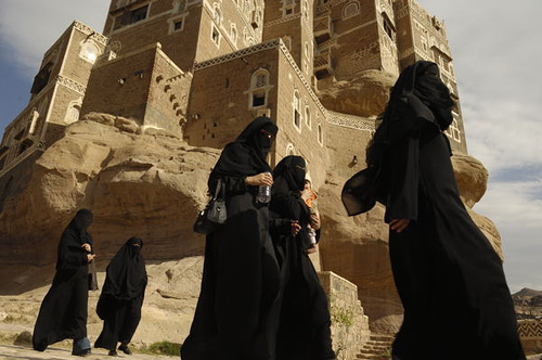 الإناث تفوق الذكور عدداً في اليمن