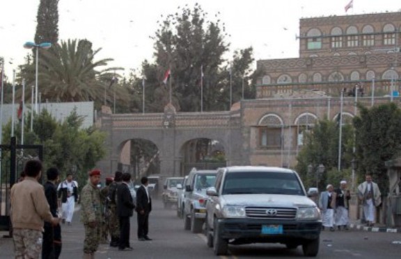 إصابة 3 أشخاص إثر انفجار عبوة ناسفة أمام القصر الجمهوري بصنعاء