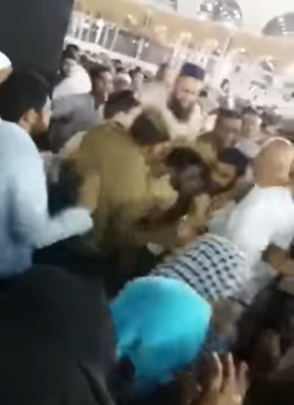 بالفيديو.. أمن الحرم المكي يلقي القبض على شخص حاول حرق الكعبه المشرفة
