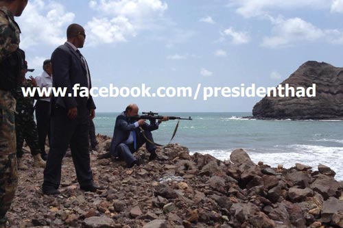 صورة للرئيس هادي يمارس فيها هواية القنص بعدن.. الأكثر مشاهدة واهتماماً أمس