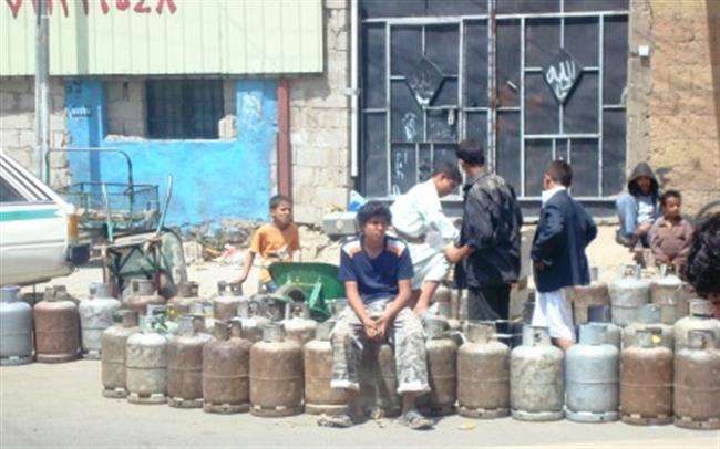 وزارة الداخلية اليمنية تصدر تحذيرا للمواطنين بخصوص تعبئة اسطوانات الغاز