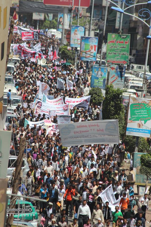 الحوثيون يطلقون الرصاص الحي على المتظاهرين في إب ويختطفون قيادياً إصلاحياً وسط المدينة
