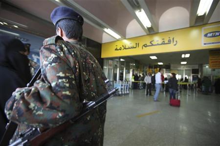 جندي داخل صالة للمغادرة في مطار صنعاء يوم 5 نوفمبر تشرين الثاني 