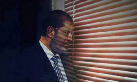 الرئيس المصري المعزول محمد مرسي يبعث رسالة من داخل الحرس الجمهور