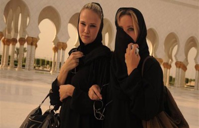 رمضان في الخليج.. سائحات بالحجاب وأوربيون يستمتعون بالشيشة و«قمر الدين»