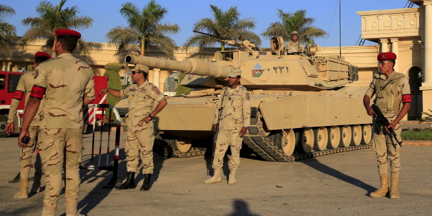 الجيش المصري يعتقل عدداً من ضباطه ويزج بهم في زنازين انفرادية بسبب بشار الأسد