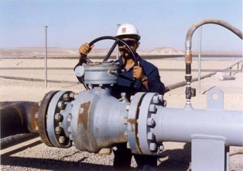 احدى انابيب النفط اليمنية - ارشيف