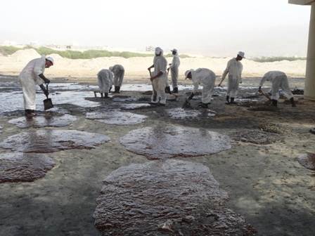 مشاركة فاعلة لشركات النفط والغاز العاملة باليمن في مكافحة التلوث النفطي للناقلة شامبيون