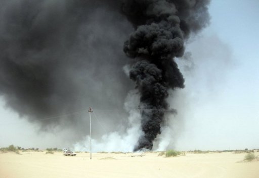 النيران تشتعل بعد تفجير أنبوب نفط في مارب (صورة أرشيف)