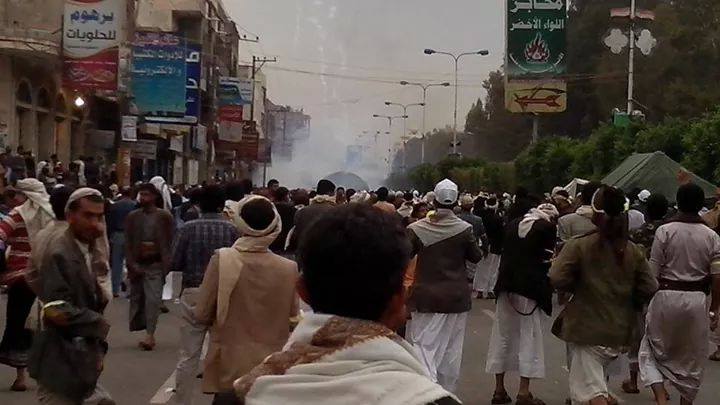 مناوشات بين قوات الأمن وعناصر جماعة الحوثي المعتصمين بشارع المطار بصنعاء