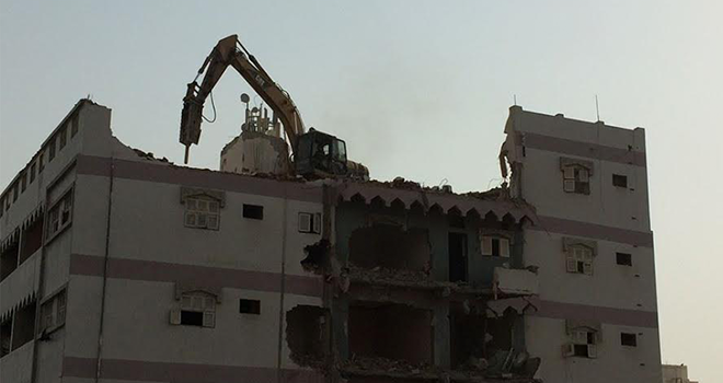 يمني يعتلي برجًا بمدينة مكة بنقاره لهده (صورة)
