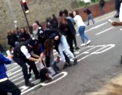 بالصور والفيديو : مشاجرة فتيات على شاب وسيم تغلق شوارع لندن