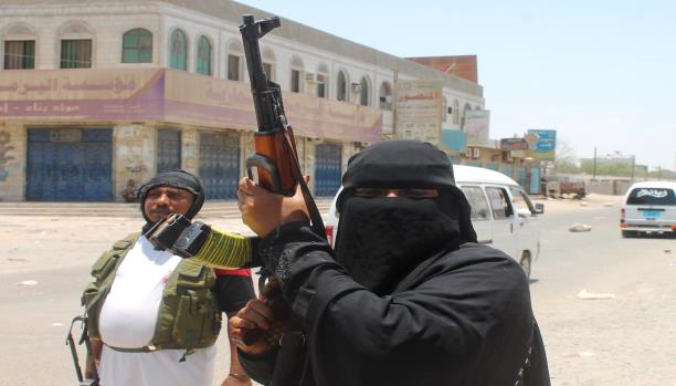 كثير من اليمنيات قررن حمل السلاح (فرانس برس)