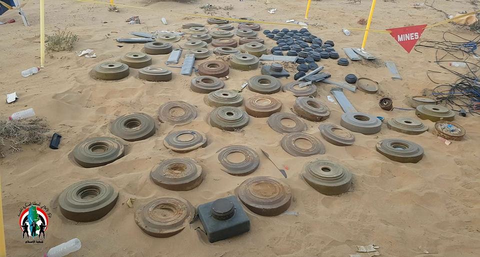 الفرق الهندسية للجيش تنزع عشرات الألغام من وادي بن عبدالله بحرض (صور)
