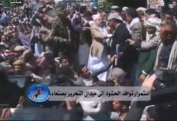 أنصار صالح يحتشدون في ميدان التحرير بصنعاء بأسلحتهم ويتوجهون بمسيرة إلى منزله