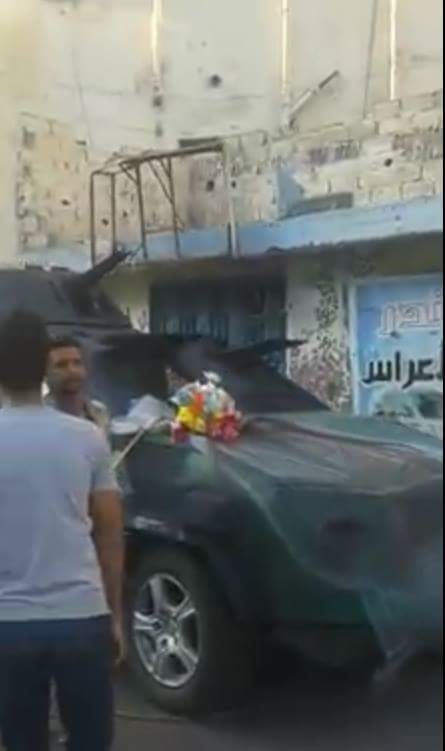 الصورة لإحدى المدرعات تستخدم لزفة الاعراس في محافظة عدن
