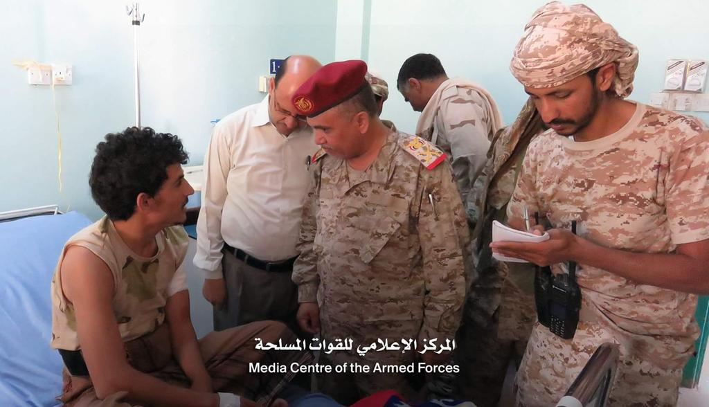 قائد المنطقة العسكرية الثالثة يزور الجرحى بمستشفى مأرب ومصدر يكشف ما قاله بعد نجاته