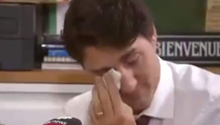 شاهد بالفيديو.. بكاء رئيس الوزراء الكندي من حديث لاجئ عربي
