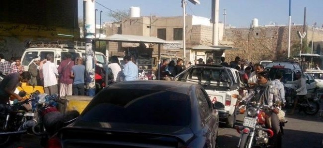أزمة المشتقات النفطية قد تتسلل إلى العاصمة صنعاء والمحافظات الآخ