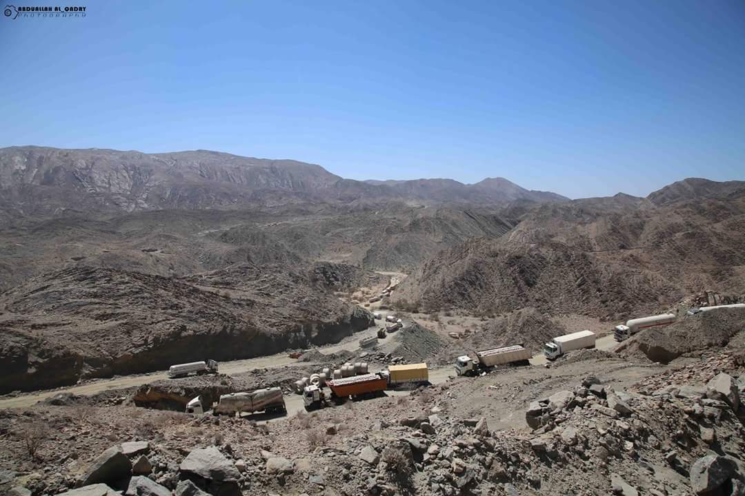 مئات الشاحنات عالقة قرب صنعاء (صورة)