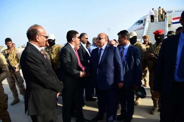 الرئيس هادي اثناء عودته من زيارة سقطرى الى مدينة عدن