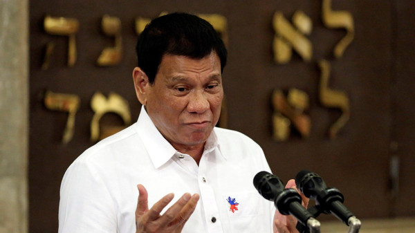 رئيس الفلبين يعاقب 400 رجل شرطة فاسد بطريقة مبتكرة