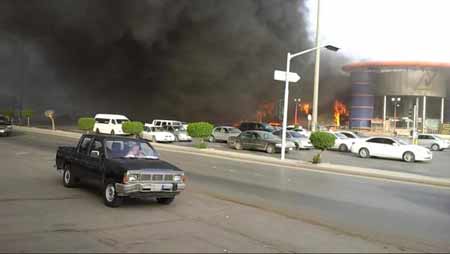 حريق يلتهم مجمع أسواق يتبع يمني في السعودية تزيد مساحته على 5000م والبضائع تحولت إلى رماد