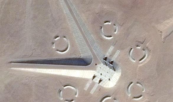 بالفيديو والصور.. «ديلي ميل»: جوجل يظهر مبنى «غريب» في صحراء مصر