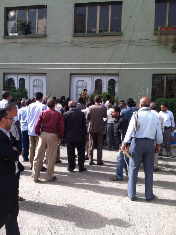 لحظة منع الحوثيين موظفي الهيئة العامة للتأمينات من دخول المبنى