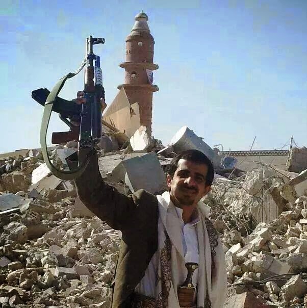 مسلح حوثي بعد تفجير أحد المساجد شمال العاصمة صنعاء (أرشيف)