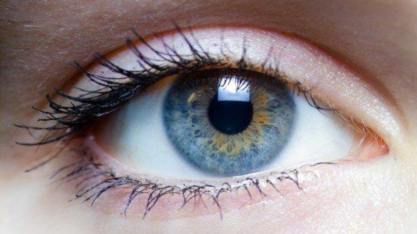غوغل تسجل براءة اختراع عدسات لاصقة تمسح بصمة العين