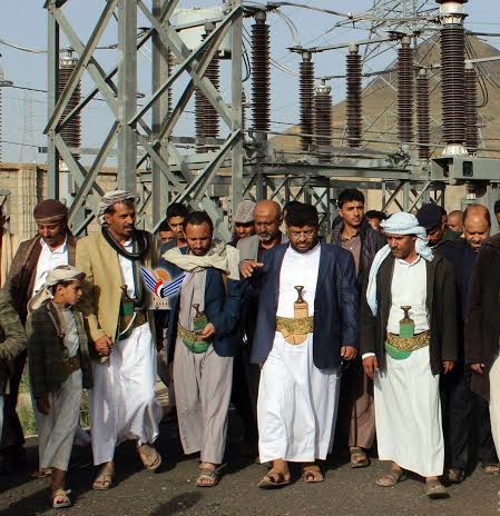 الحوثي في زيارة إلى محطة كهرباء حزيز جنوب العاصمة