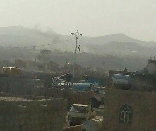 اعمدة الدخان تتصاعد في احد المناطق بأطراف مدينة عمران ، شمال الع