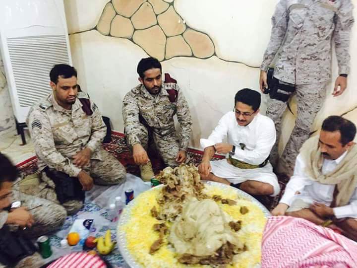 شاهد بالصور.. علي البخيتي يتناول الطعام برفقة جنود سعوديين في مدينة جدة