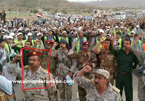 بالصورة.. مسؤول حكومي يتحايل بارتداء الزي العسكري ويشارك في مخيم للحوثيين بصنعاء