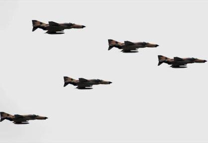 الطيران الحربي يحلق في سماء مدينة عدن وسماع إطلاق كثيف لمضادات الطيران الأرضية