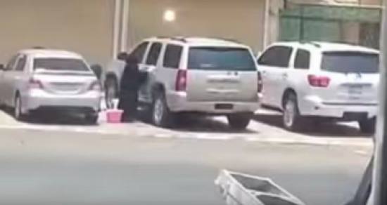 فيديو: إمرأتان تغسلان سيارة بأحد أحياء السعودية