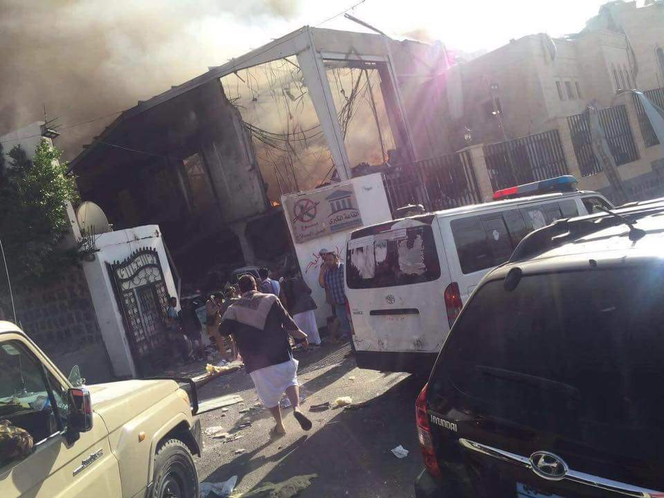  فيديو يظهر لحظة قصف عزاء «الرويشان» بالقاعة الكبرى في صنعاء