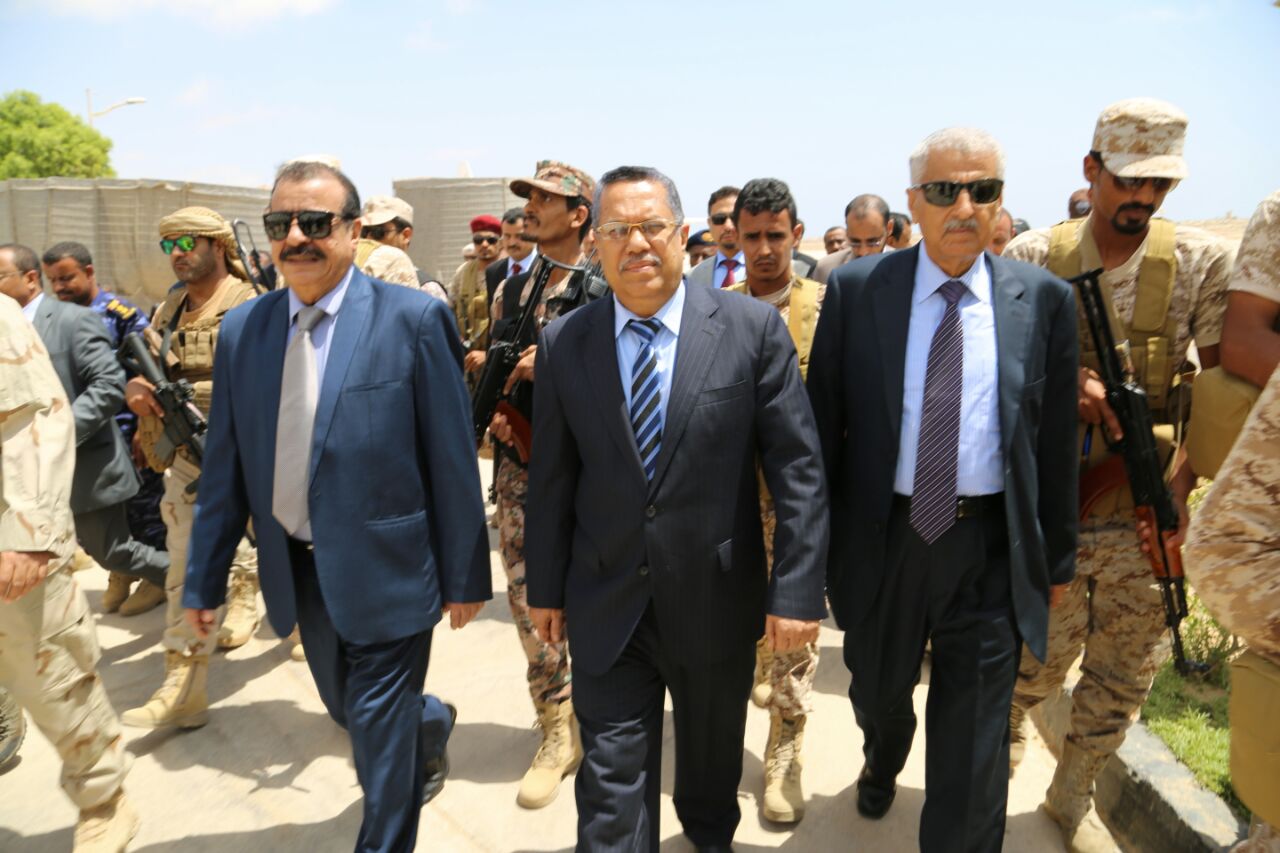 رئيس الوزراء بن دغر وعدد من أعضاء الحكومة يصلون إلى المكلا