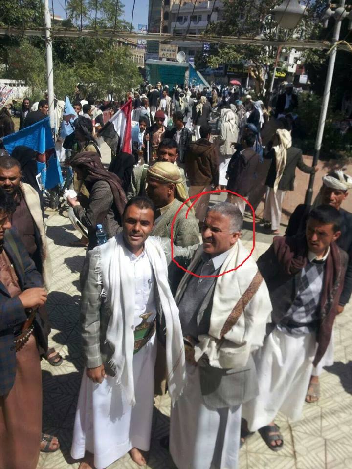 شاهد صورة لضابط خان اللواء محسن وانضم مع الحوثيين ويتظاهر في مسيرات تضامنية مع المخلوع