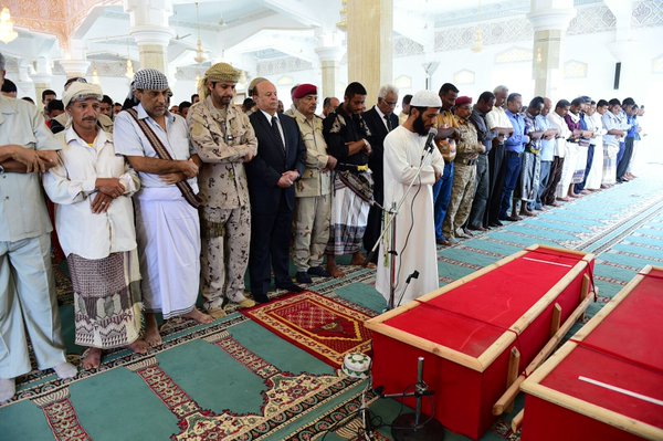 بالصور: هادي وكبار المسؤولين يؤدون صلاة الجنازة على جثمان محافظ عدن المغتال اللواء جعفر سعد