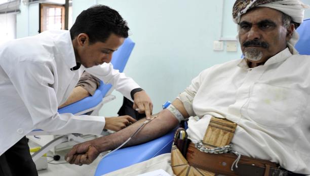 اليمنيون يبحثون عن الدواء
