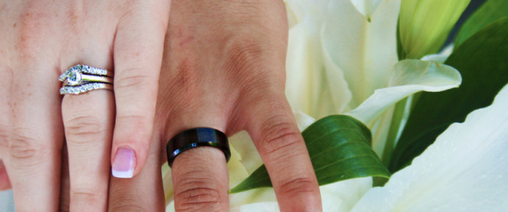 لماذا نضع خاتم الزواج في الإصبع الرابع من اليد اليسرى؟