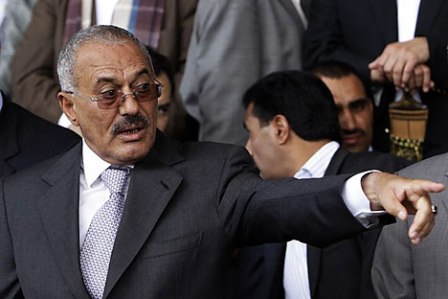 علي عبدالله صالح مع أنصاره في شهر مايو من العام الماضي بميدان ال