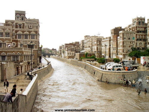 أمطار غزيرة على العاصمة صنعاء والسيول تتدفق في السائلة - أرشيف